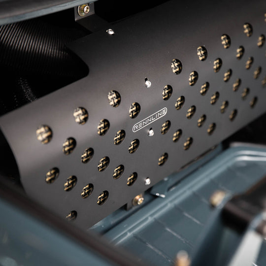 Rennline Gebläsemotor-Abdeckung aus eloxiertem Aluminium - Porsche 911/930 & 912 (1968–1977, ohne Bremskraftverstärker)